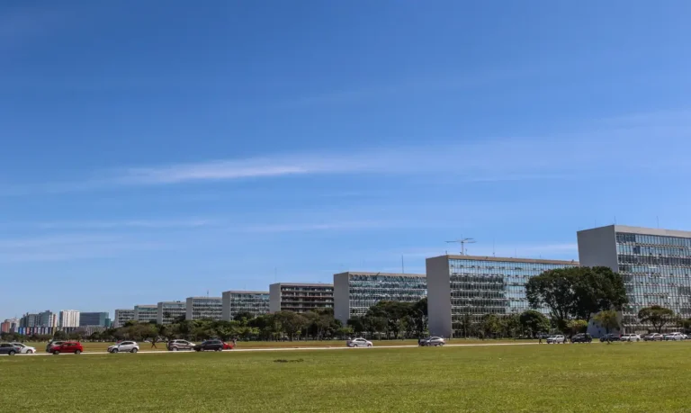 Senado aprova reestruturação de carreiras e cria 24 mil vagas no serviço público