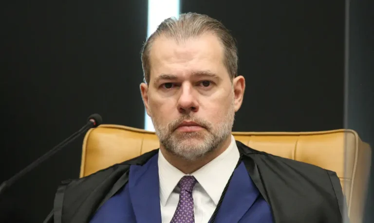 Ministro se declara suspeito e se afasta da relatoria da CPI do Master