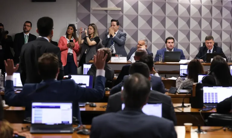 CPMI do INSS aprova convocações que atingem rede de Vorcaro