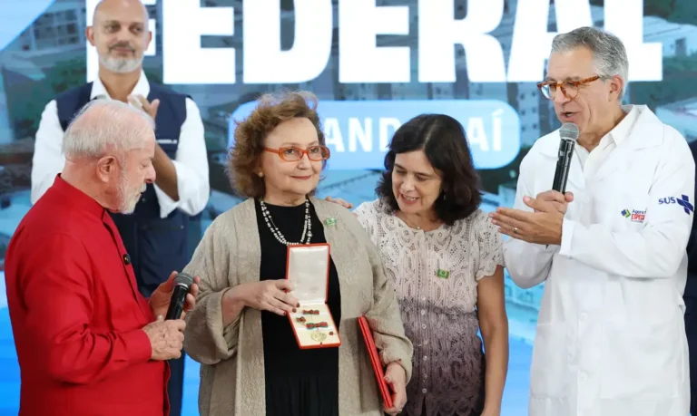 Margareth Dalcolmo é homenageada com medalha Oswaldo Cruz por atuação científica