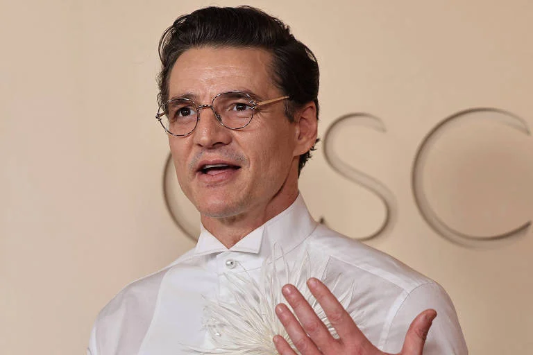 Pedro Pascal surge sem bigode no Oscar e visual gera enxurrada de memes nas redes sociais