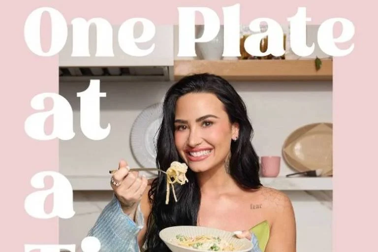 Demi Lovato supera distúrbio alimentar e lança seu primeiro livro de receitas