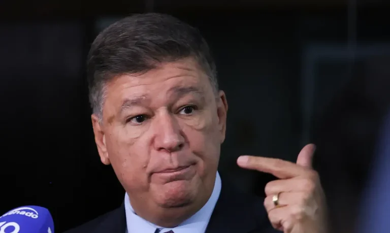 Ministro Dino dá cinco dias para explicar repasses de emendas parlamentares