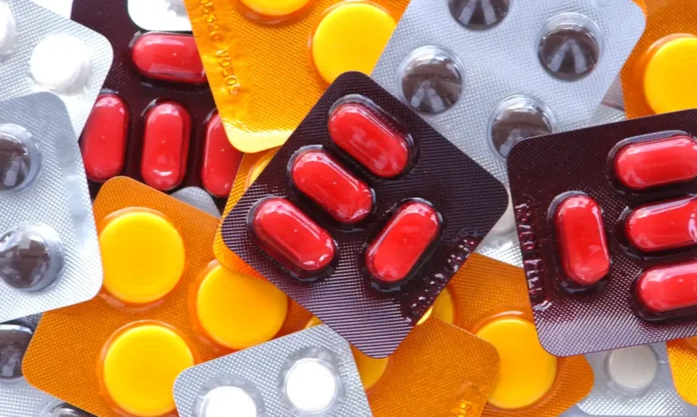 Cmed multa distribuidoras e defende regulamentação do setor farmacêutico