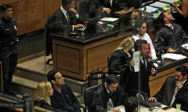 Julgamento de Monique e Jairinho é marcado por emoção do pai de Henry Borel