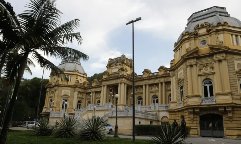 Renúncia de Claudio Castro é acompanhada por impasse institucional no Rio