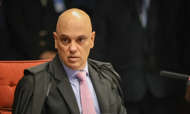Moraes expede mandado e autoriza prisão domiciliar temporária a Bolsonaro