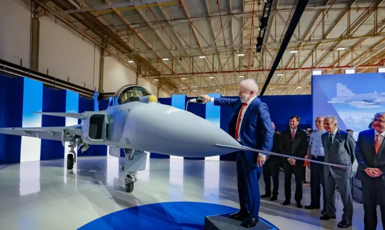 Brasil registra marco ao batizar primeiro caça Gripen F-39E fabricado no país
