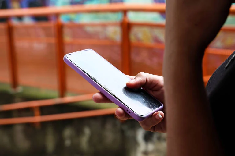 Regulamentação do ECA Digital torna educação midiática obrigatória nas escolas em 2026