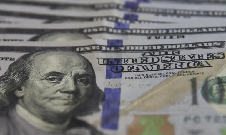 Dólar registra alta a R$ 5,25 com retomada das tensões no Oriente Médio