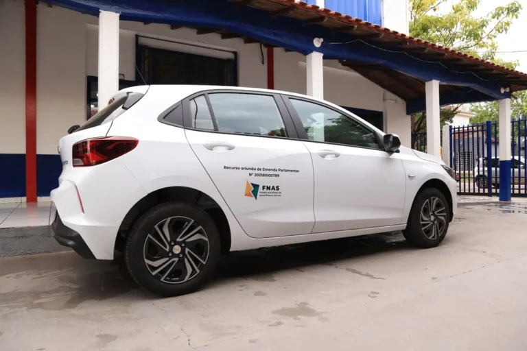 Prefeitura de Corumbá entrega veículo e equipamentos à Missão Salesiana