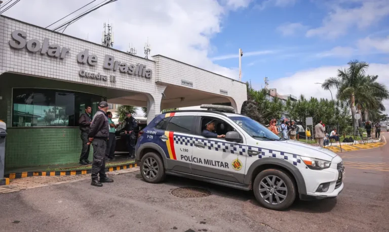 Bolsonaro tem alta e retorna ao Lago Sul para cumprir prisão domiciliar