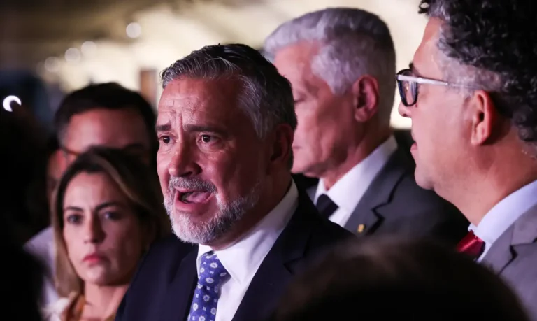 Base do governo quer indiciamento de Bolsonaro na CPMI do INSS