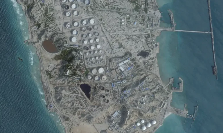Irã é apontado por ataque a petroleiro e provoca incêndio em embarcação perto de Dubai