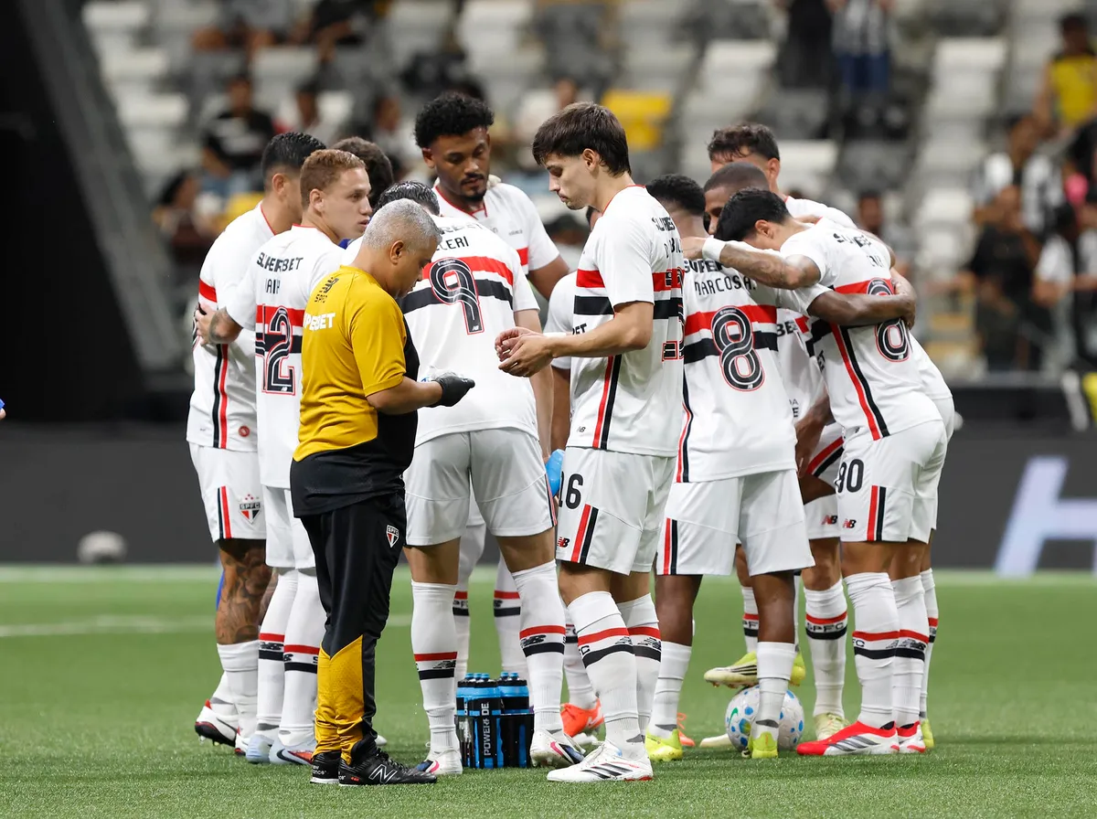 Jogador do São Paulo disputa bola em partida do Campeonato Brasileiro.