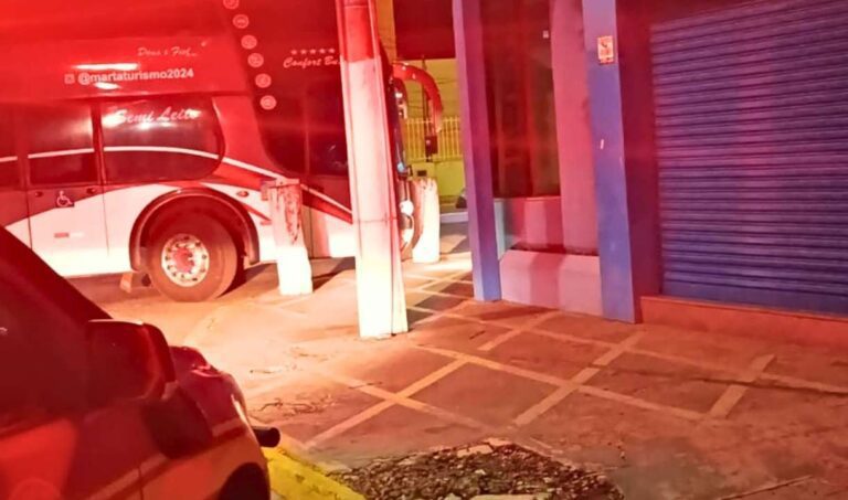 Ônibus fica preso em rotatória e trava trânsito no bairro Aeroporto em Corumbá