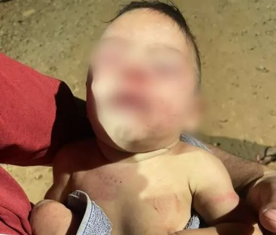 Mãos de bebê e adulto simbolizando proteção contra violência infantil