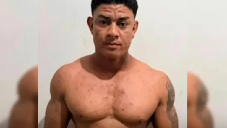 Cena de incidente noturno com viatura policial e silhueta de pessoa