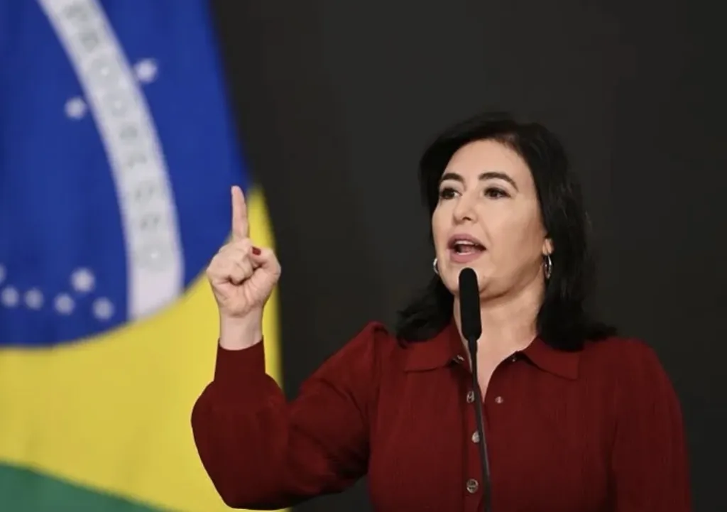 Simone Tebet em destaque, cercada por elementos gráficos de pesquisa eleitoral, indicando sua liderança para o Senado em São Paulo.