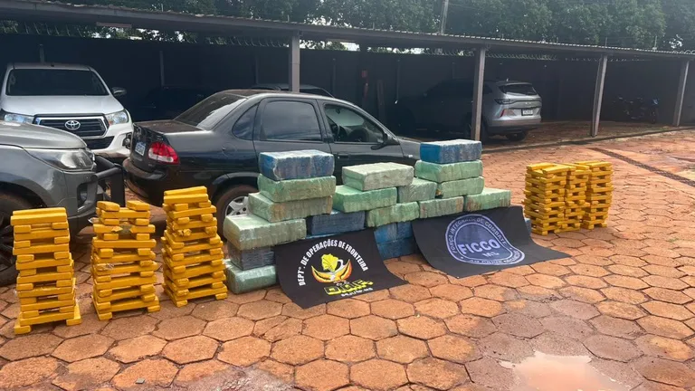 Agentes da Polícia Federal e DOF apreendendo drogas e prendendo suspeito em operação em Sidrolândia.