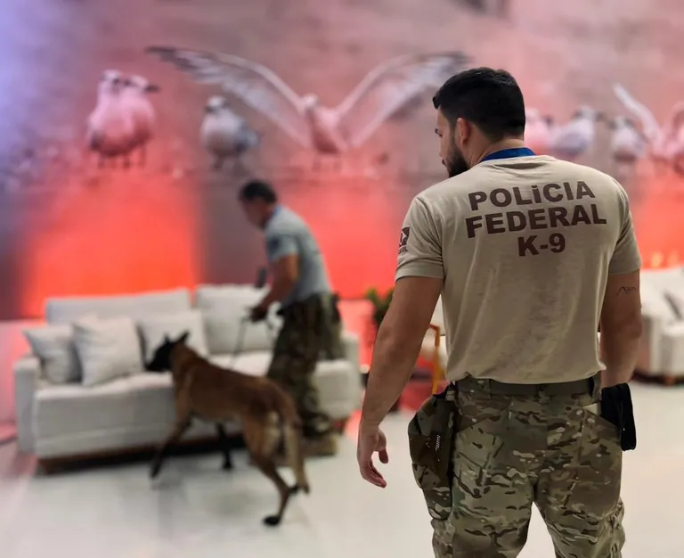 Policiais federais e cão farejador em varredura técnica para segurança da COP15