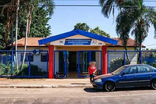 Símbolo da justiça ou investigação policial com foco em proteção e seriedade.