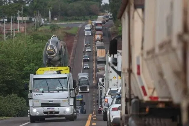 Caminhões em rodovia federal de MS sob fiscalização da PRF, simbolizando novas restrições de tráfego para 2026.