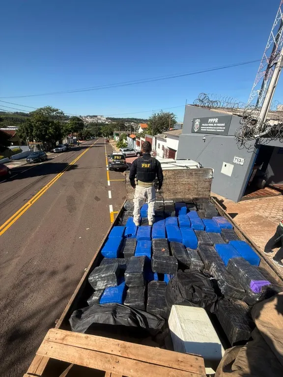 Apreensão de maconha, haxixe e armas pela PRF em caminhão na BR-163, MS.
