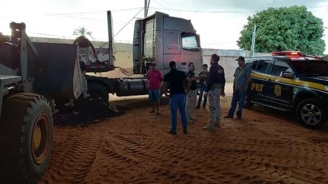 Cão farejador da PRF indica drogas em caminhão bitrem com minério.