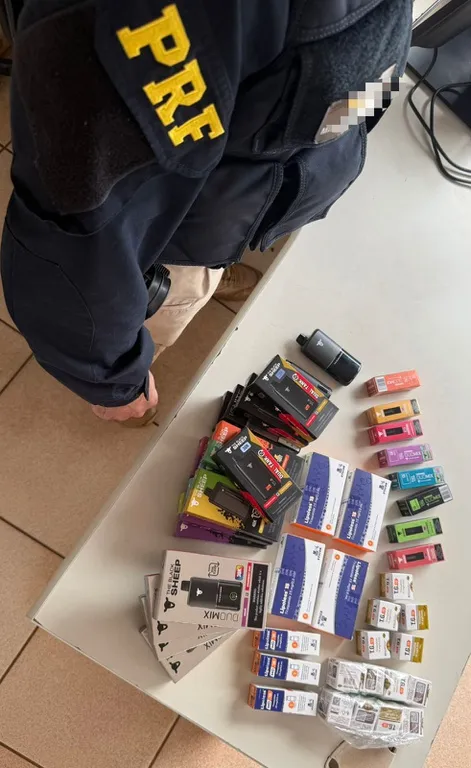 Agentes da PRF inspecionam cigarros eletrônicos e medicamentos apreendidos em veículo na BR-267