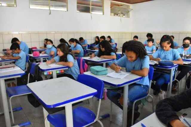 Alunos em sala de aula em MS, refletindo os desafios e avanços nas metas de matemática e educação.