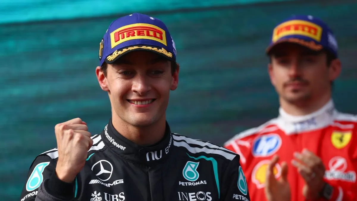 George Russell celebra vitória no GP da Austrália ao lado de Kimi Antonelli