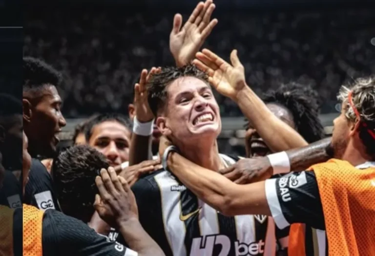 Jogadores do São Paulo e Atlético-MG disputam a bola em partida do Campeonato Brasileiro na Arena MRV.