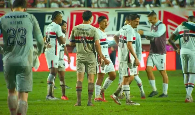 São Paulo vence Chapecoense e assume liderança do Brasileirão