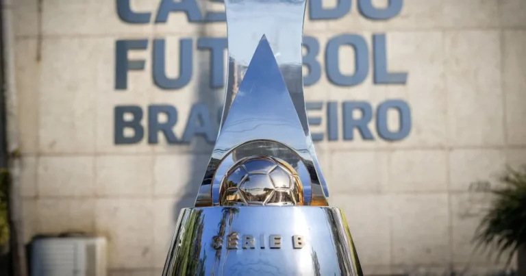 Partida de futebol da Série B do Brasileirão com jogadores disputando a bola.