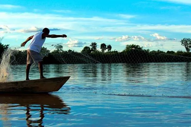 Pescador artesanal no Pantanal, símbolo da luta pela conservação do bioma e da sua cultura.
