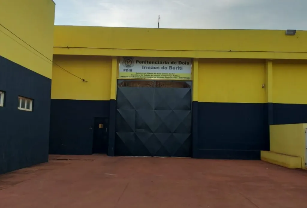 Equipes de segurança controlando a situação após tumulto em penitenciária de Mato Grosso do Sul.