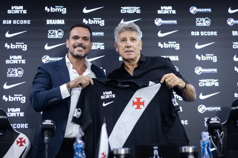 Jogador do Vasco em campo durante partida de futebol.