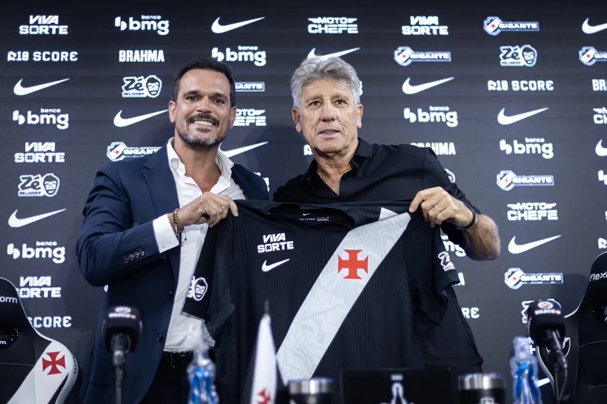 Jogador do Vasco em campo durante partida de futebol.