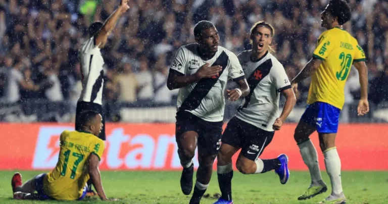 Jogadores do Vasco da Gama celebram vitória crucial contra o Palmeiras no Campeonato Brasileiro.