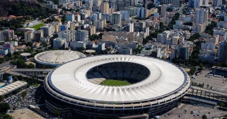 Jogadores de Vasco e Fluminense disputam a bola em campo no Maracanã durante partida do Campeonato Brasileiro.