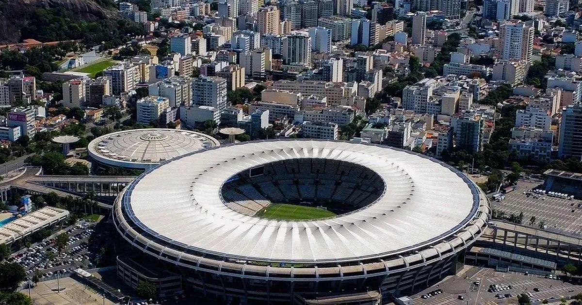 Jogadores de Vasco e Fluminense disputam a bola em campo no Maracanã durante partida do Campeonato Brasileiro.