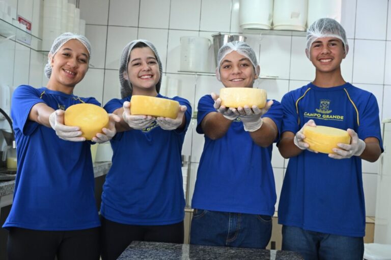 Alunos preparam mil queijos para festa em Rochedinho 