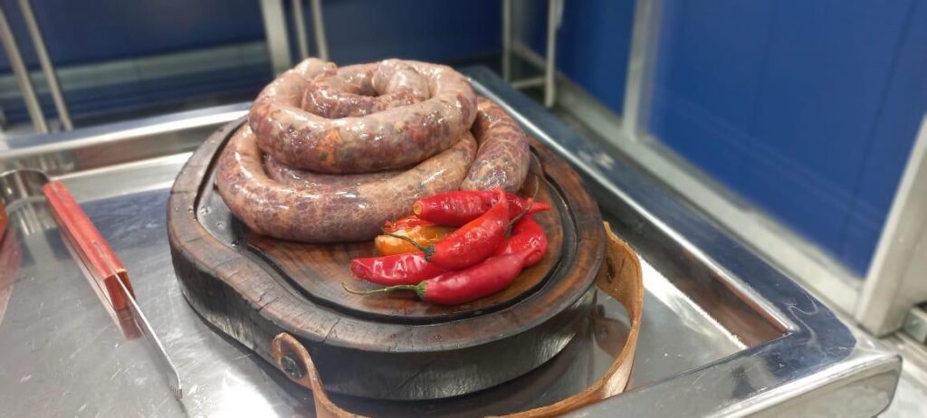 Curso de linguiça na Expogrande capacita usuários dos Cras