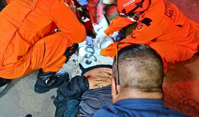 Jovem fica ferido após colisão entre carro e moto em Corumbá