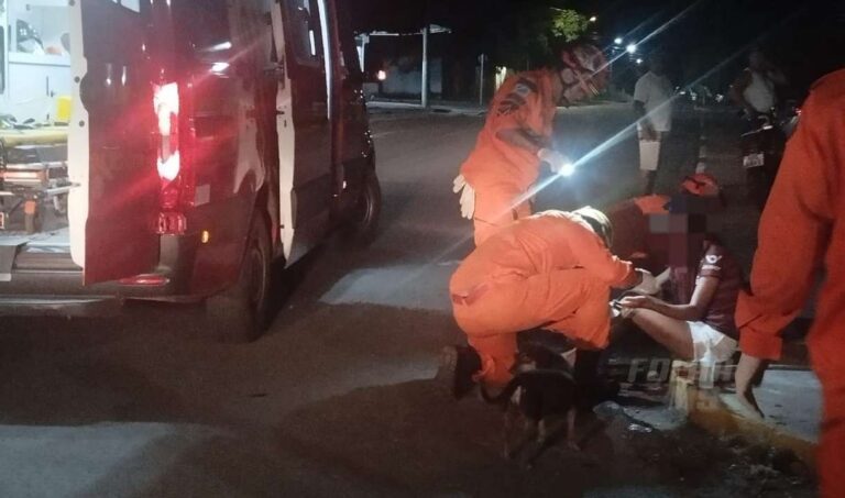 Jovem fica ferida após colisão entre carro e moto no bairro Cristo Redentor