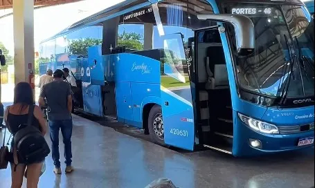 Ônibus intermunicipal em rodoviária com letreiro indicando aumento de tarifa de 15,34%