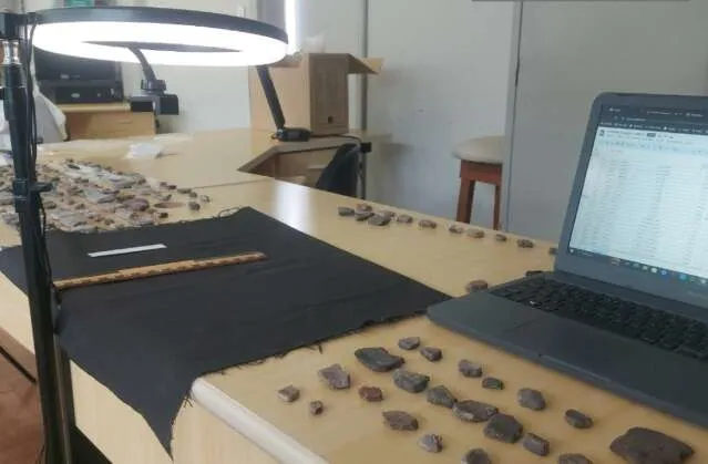 Arqueólogos trabalhando na escavação de sítio histórico no Porto Fluvial União de Corumbá, MS.