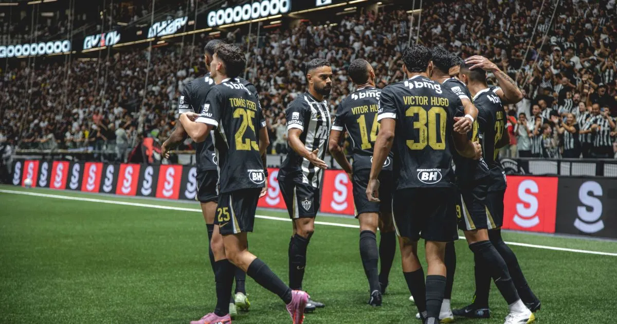 Jogadores de Atlético-MG comemoram gol contra o Athletico-PR no Brasileirão.