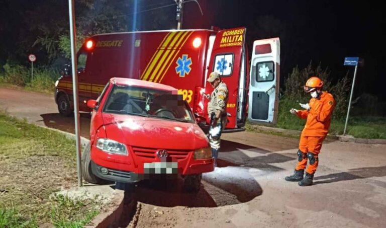 Motorista sem CNH atropela jovem após subir em calçada em Ladário
